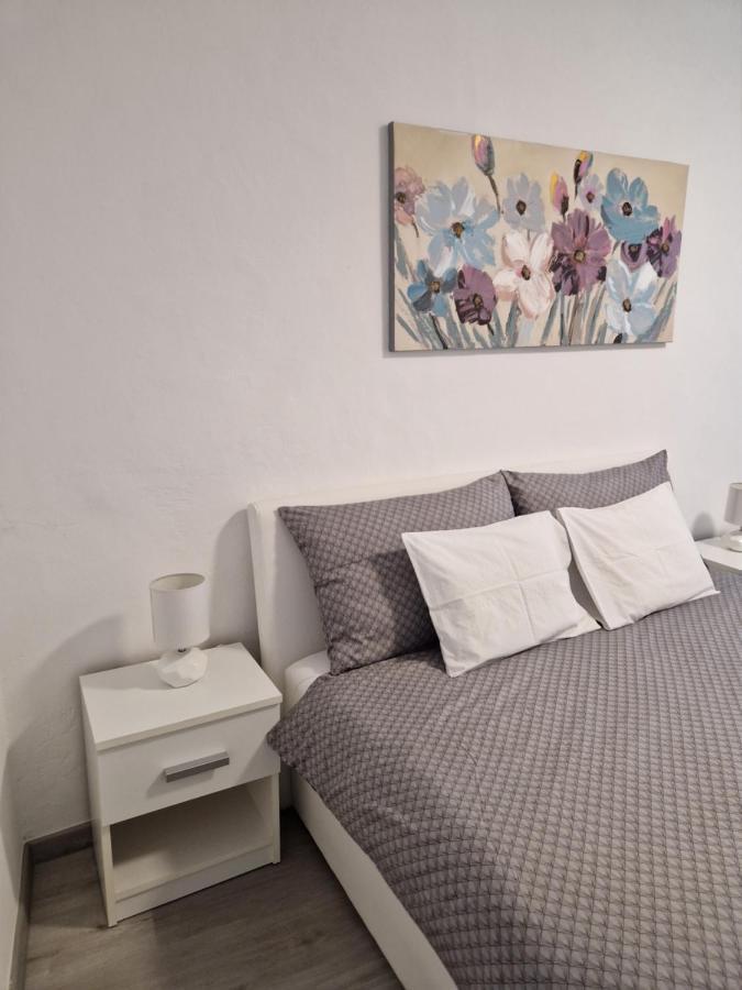 Apartment And Room Marija Krk Town Luaran gambar