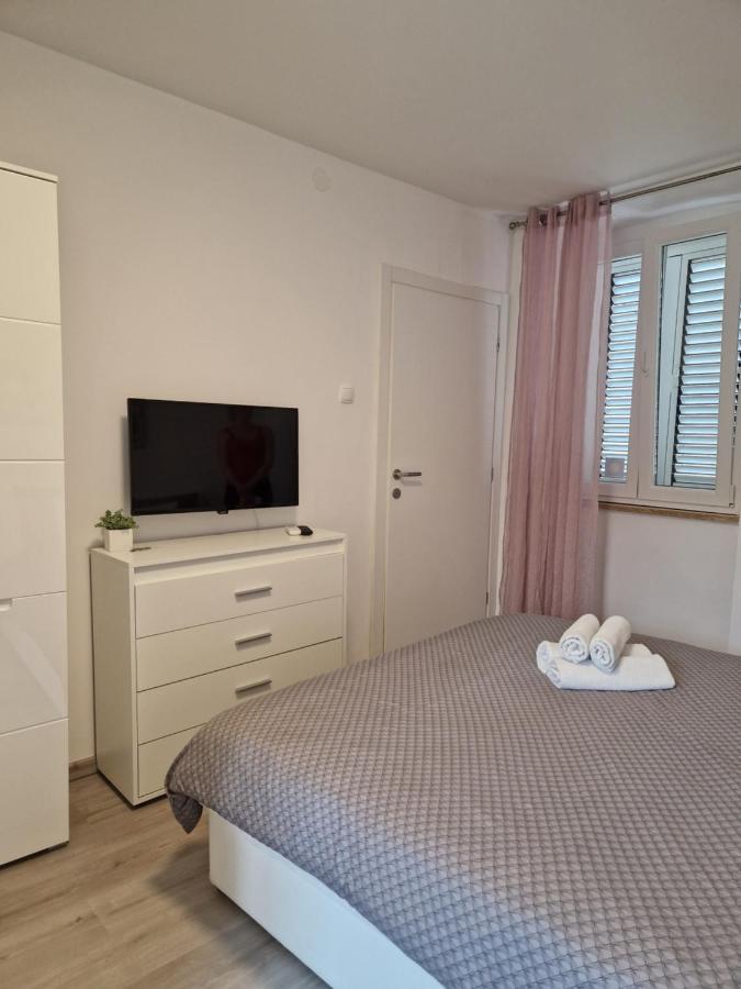 Apartment And Room Marija Krk Town Luaran gambar