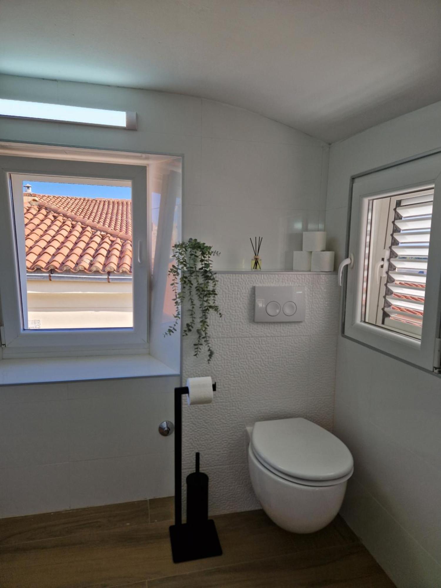 Apartment And Room Marija Krk Town Luaran gambar